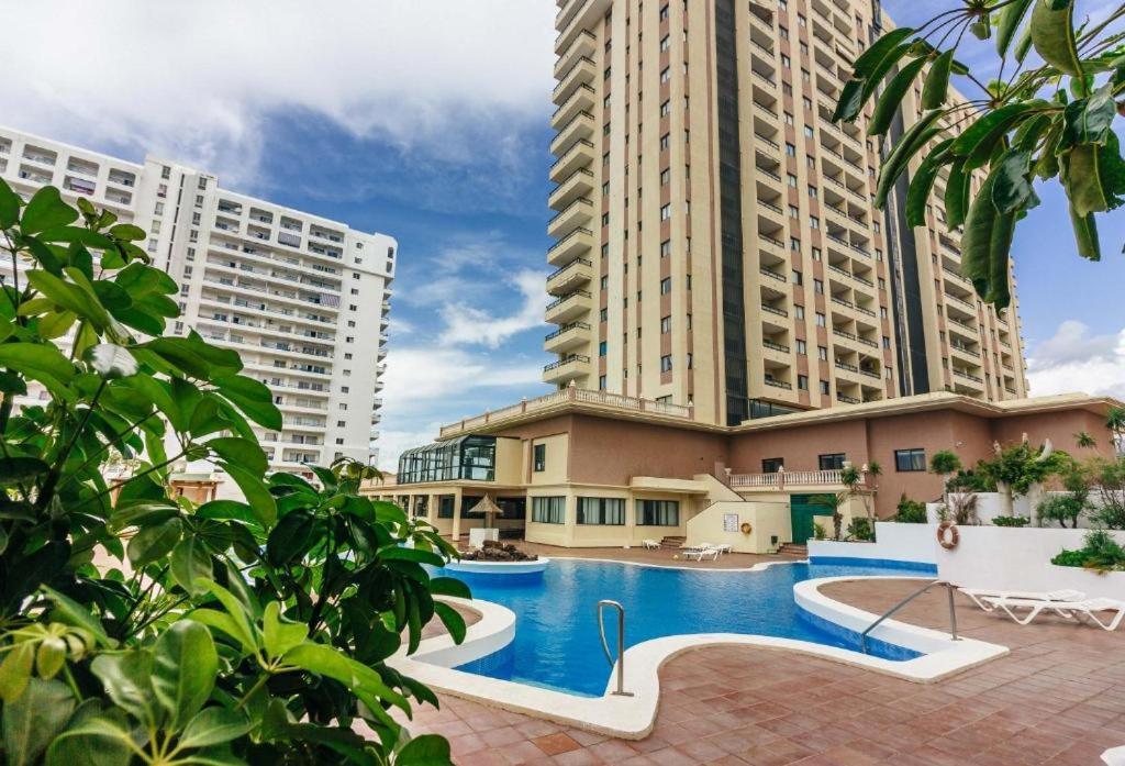Skyline View Apartment - Free Private Parking Including & Guest Bonus 아데제 외부 사진