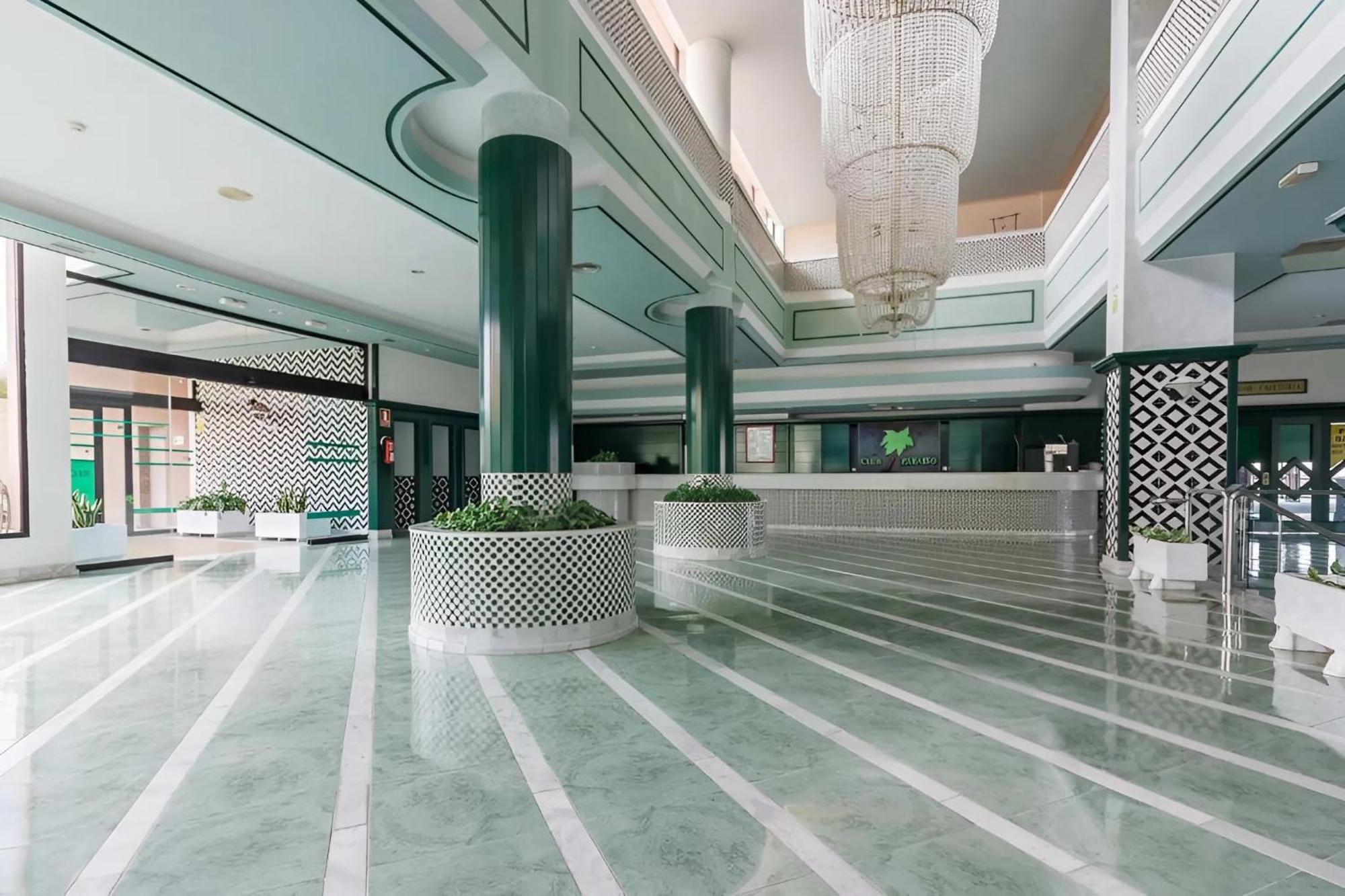 Skyline View Apartment - Free Private Parking Including & Guest Bonus 아데제 외부 사진